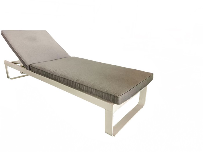 Sun lounger with cushion