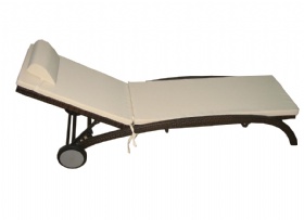 Aluminum Rattan sunlounger with wheels